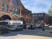 Polícia Metropolitana de Louisville se posiciona para uma "situação policial ativa" que inclui baixas em massa perto do Slugger Field
