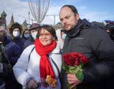 Yulia Galyamina e Vladimir Kara-Murza colocam flores no local do assassinato do político da oposição russa Boris Nemtsov durante celebração do 6º aniversário da morte de Nemtsov, no centro de Moscou