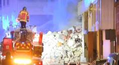 Bombeiro trabalha após desabamentos em Marseille