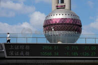 Painel eletrônico com índices acionários em Xangai, China
