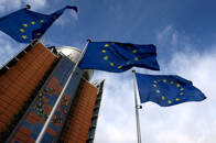 Bandeira da União Europeia em sede da Comissão Europeia, em Bruxelas, Bélgica