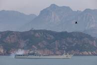 Navio de guerra chinês dispara durante exercício militar na costa perto de Fuzhou, na provínvcia de Fujian, perto da ilha de Matsu, controlada por Taiwan