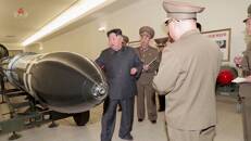 Líder norte-coreano, Kim Jong-un, durante inspeção de armas nucleares