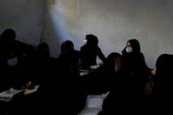 Mulheres afegãs durante aula em escola religiosa, em Cabul, Afeganistão