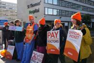Médicos em formação realizam greve por aumento de salários em Londres