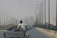 Fumaça sobe em Omdurman, perto da ponte Halfaya, durante combates entre paramilitares e o Exército no Sudão