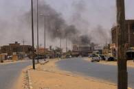 Fumaça sobe perto da ponte Halfaya, entre Omdurman e Cartum do Norte, no Sudão