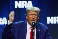 Ex-presidente dos EUA Donald Trump discursa durante convenção da Associação Nacional do Rifle em Indianápolis