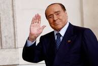 Ex-primeiro-ministro da Itália, Silvio Berlusconi, acena em frente ao Palácio Quirinale, em Roma