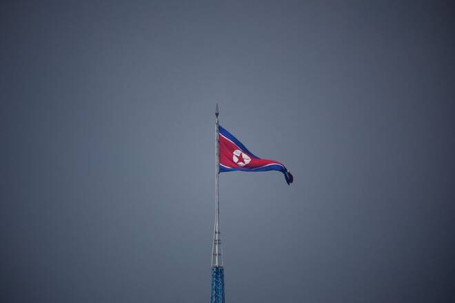 Bandeira da Coreia do Norte na zona desmilitarizada entre as duas Coreias
