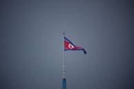 Bandeira da Coreia do Norte na zona desmilitarizada entre as duas Coreias
