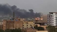Fumaça sobe de incêndio na região do aeroporto de Cartum, no Sudão