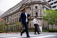 Pedestres caminham em frente ao Banco do Japão, em Tóquio