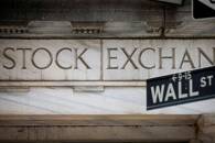 Placa em frente à Bolsa de Valores de Nova York sinaliza Wall Street
