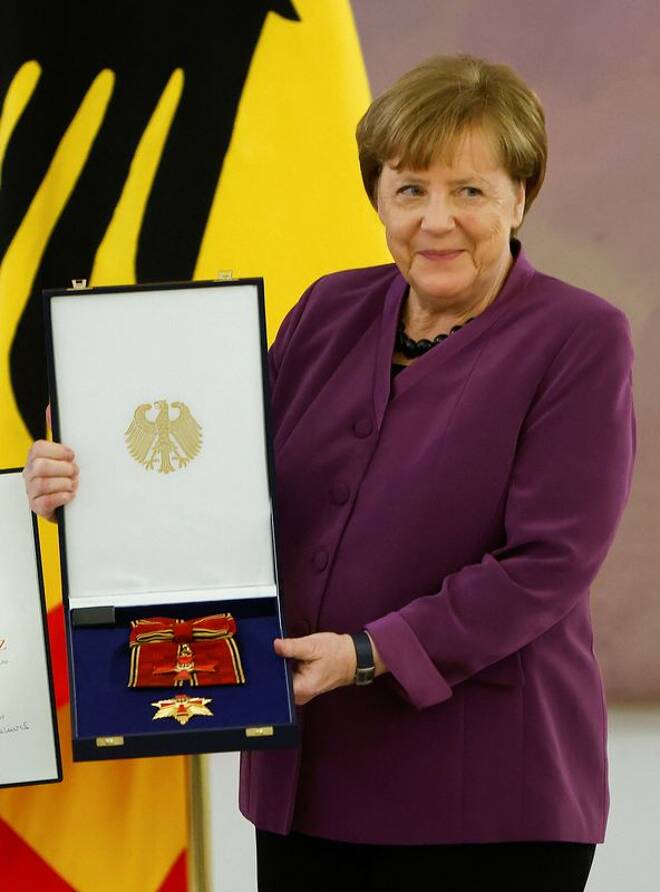 A ex-chanceler Angela Merkel recebe a mais alta Ordem de Mérito do país em cerimônia no Palácio Bellevue em Berlim