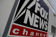 Logotipo do canal Fox News é visto em um veículo de TV em Nova York