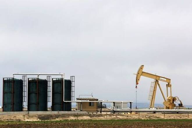 Atividade de extração de petróleo em Granum, Canadá