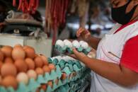 Vendedora segura ovos em um mercado de rua no Rio