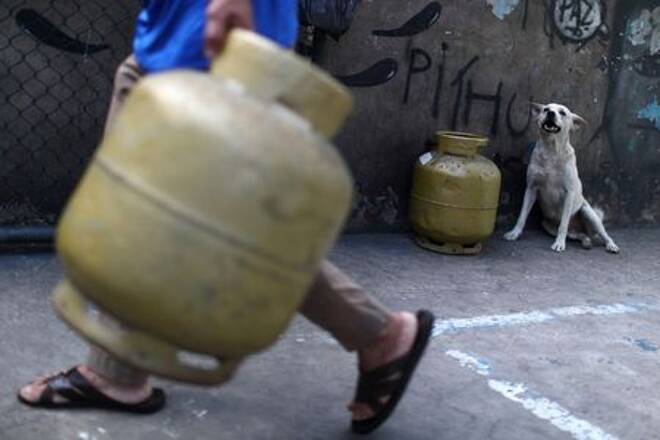 Homem carrega botijão de gás no Rio de Janeiro