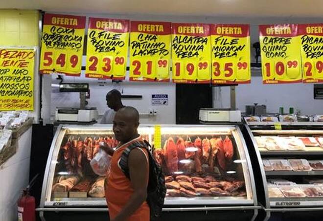 Consumidor compra carne em um supermercado no Rio de Janeiro