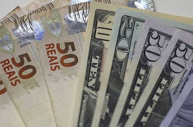 Notas de dólar e real