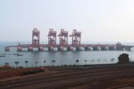 Terminal de minério de ferro no porto de Dalian, China