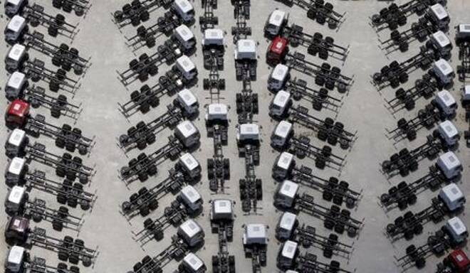Caminhões recém-produzidos em estacionamento de fábrica em São Bernardo do