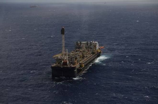 Plataforma de produção de petróleo na bacia de Santos, no
