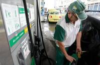 Frentista abastece carro com etanol em posto de bandeira Petrobras