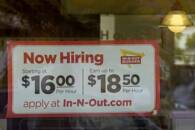 Aviso de contratação do In-N-Out Burger em Encinitas, Califórnia, EUA