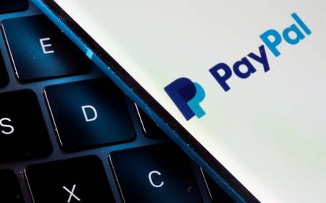 Montagem com logotipo do PayPal