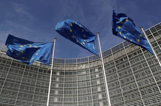 Bandeiras da UE na sede da Comissão Europeia em Bruxelas,