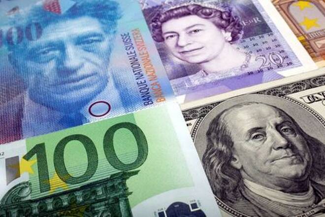 Notas de dólar, franco suíço, libra esterlina e euro