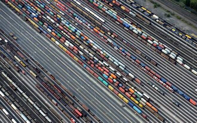 Contêineres e carros são carregados em trens em Maschen, Alemanha