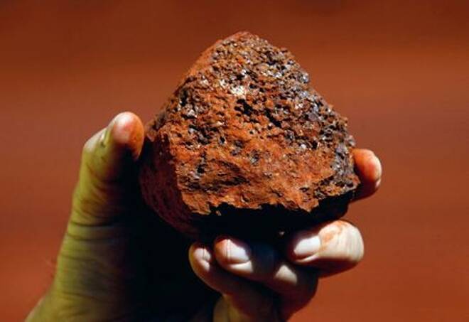 Minerador segura amostra de minério de ferro