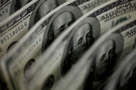 Dólar começa semana em alta