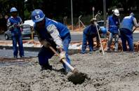 Trabalhadores utilizam cimento em obra em Belo Horizonte (MG)