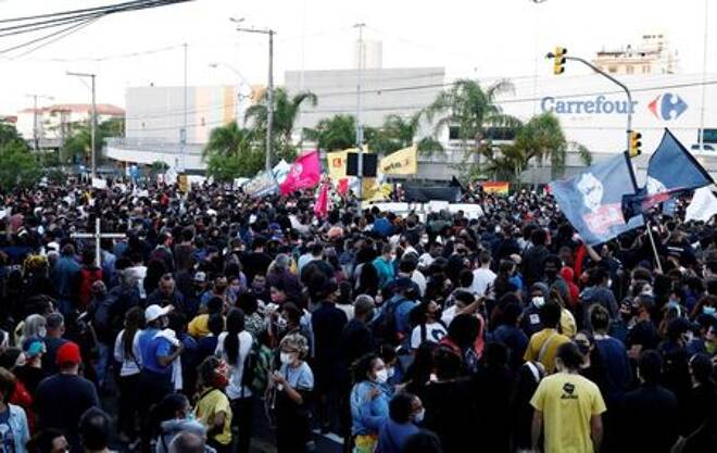 Protesto em frente a Carrefour em Porto Alegre