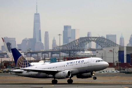 Avião da United decola de aeroporto com NOva York ao