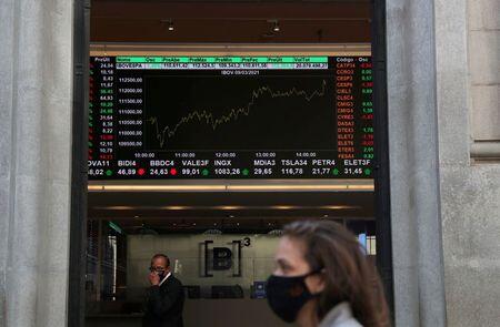 Ibovespa oscila pouco na abertura em sessão sem Wall St