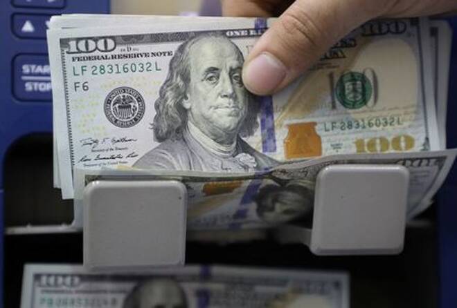 Dólar avança pelo 8° pregão consecutivo e flerta com R$5,30