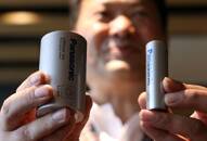 Kazuo Tadanobu, CEO da Panasonic's Energy Company mantém um protótipo