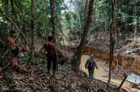 Indígenas ianomâmis acompanham operação do Ibama na floresta amazônica