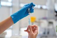 Enfermeira prepara seringa com dose da vacina da Moderna contra