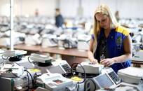 Funcionária da Justiça Eleitoral prepara urnas eltrônicas em Curitiba