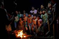 Indígenas xokleng cantam em volta de fogueira em sua terra