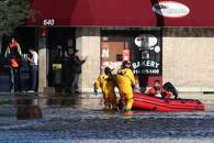 Equipe de socorro resgata residentes em Mamaroneck (NY) após inundações