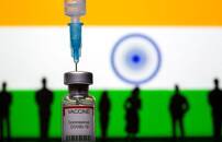 Frasco com rótulo "Vacina Coronavírus Covid-19" em frente a bandeira da Índia