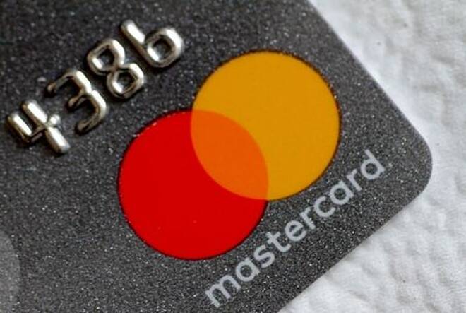 Logo da Mastercard em cartão de crédito em foto de