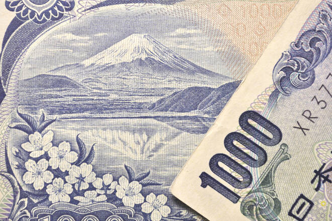 detailed image of mount Fuji and front number from original Japanese 1000 Yen banknote